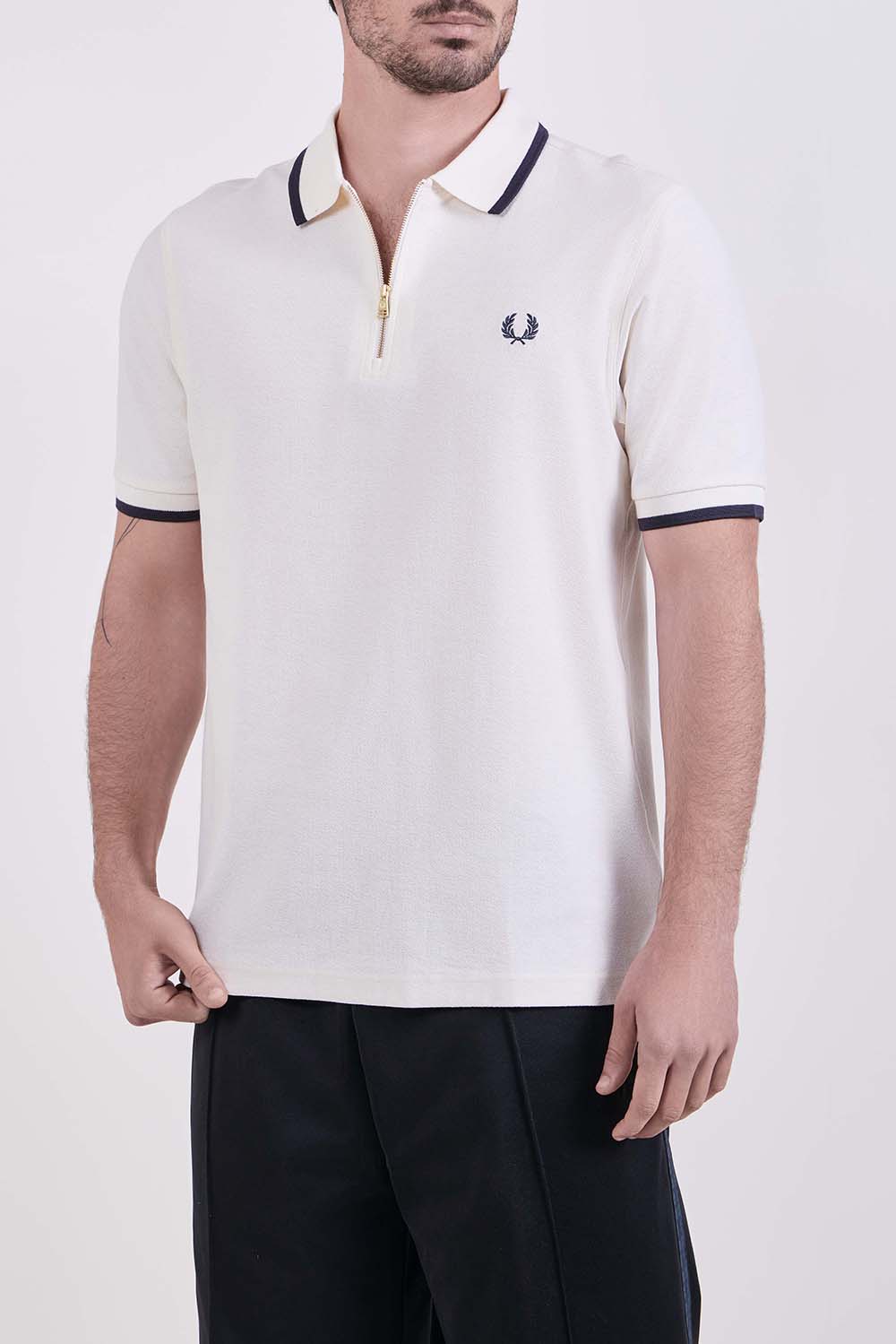 תמונת דוגמן קידמית של חולצת פולו קצרה