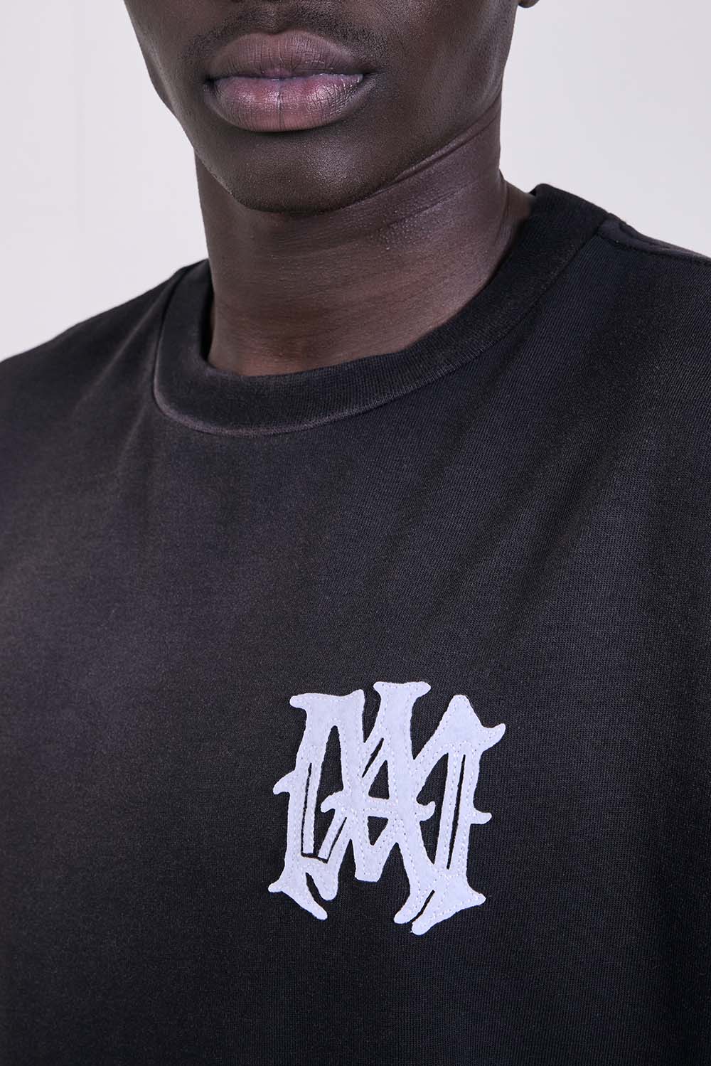 תמונת תקריב דוגמן של חולצת טי בגזרה משוחררת