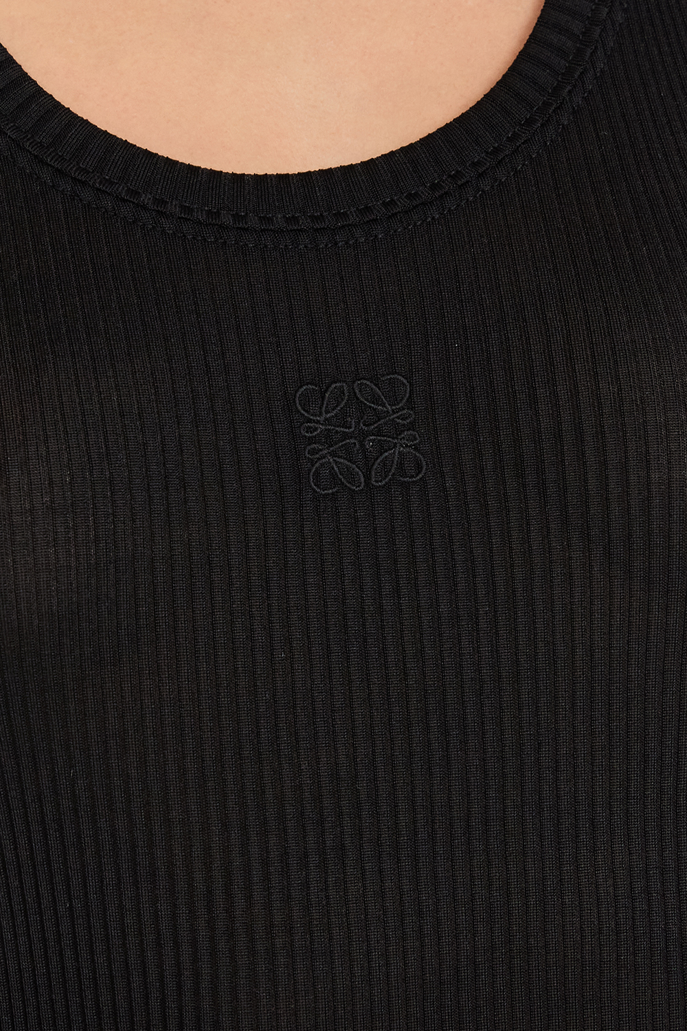 תמונת תקריב דוגמן של גופיית ריב