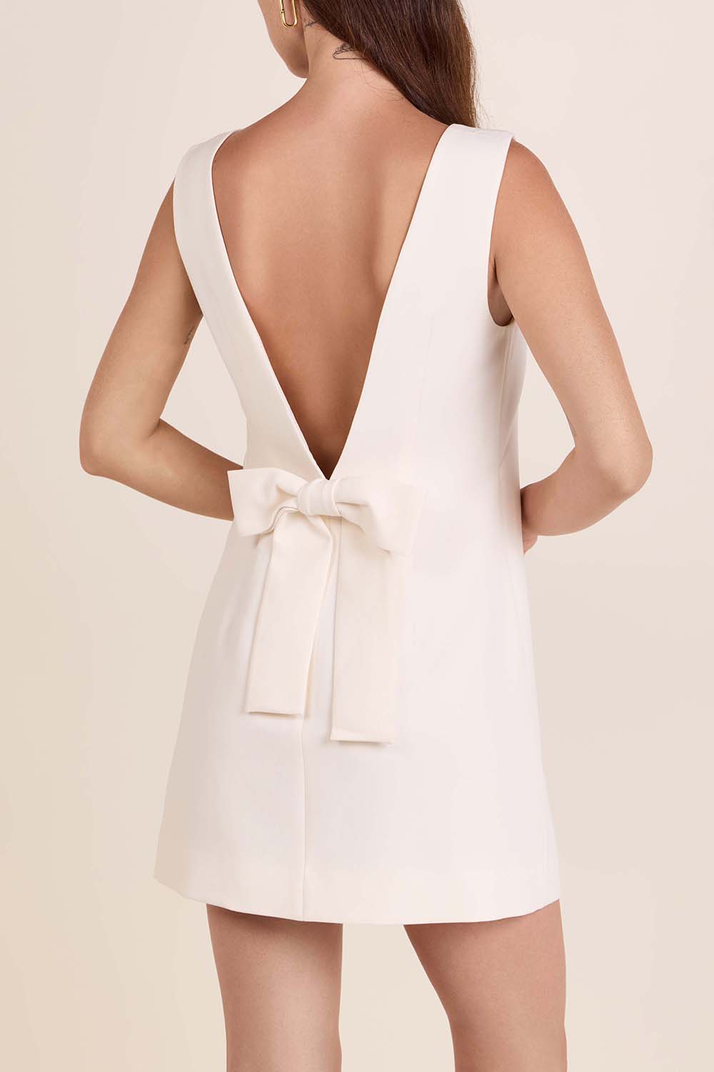 תמונת דוגמן אחורית של שמלת מיני