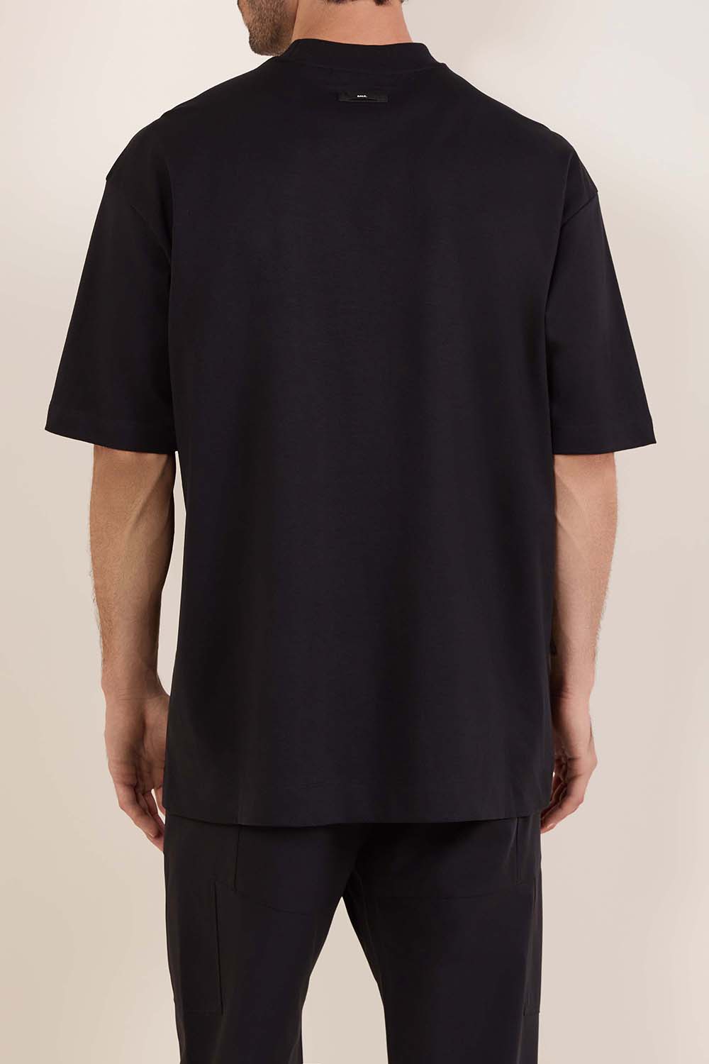 תמונת דוגמן אחורית של חולצת טי משוחררת