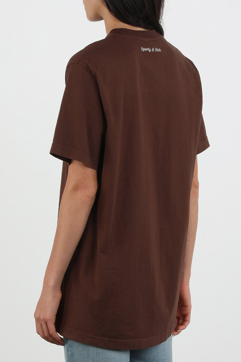 תמונת דוגמן אחורית של טי שירט אוברסייז עם הדפס ממותג בגוון חום