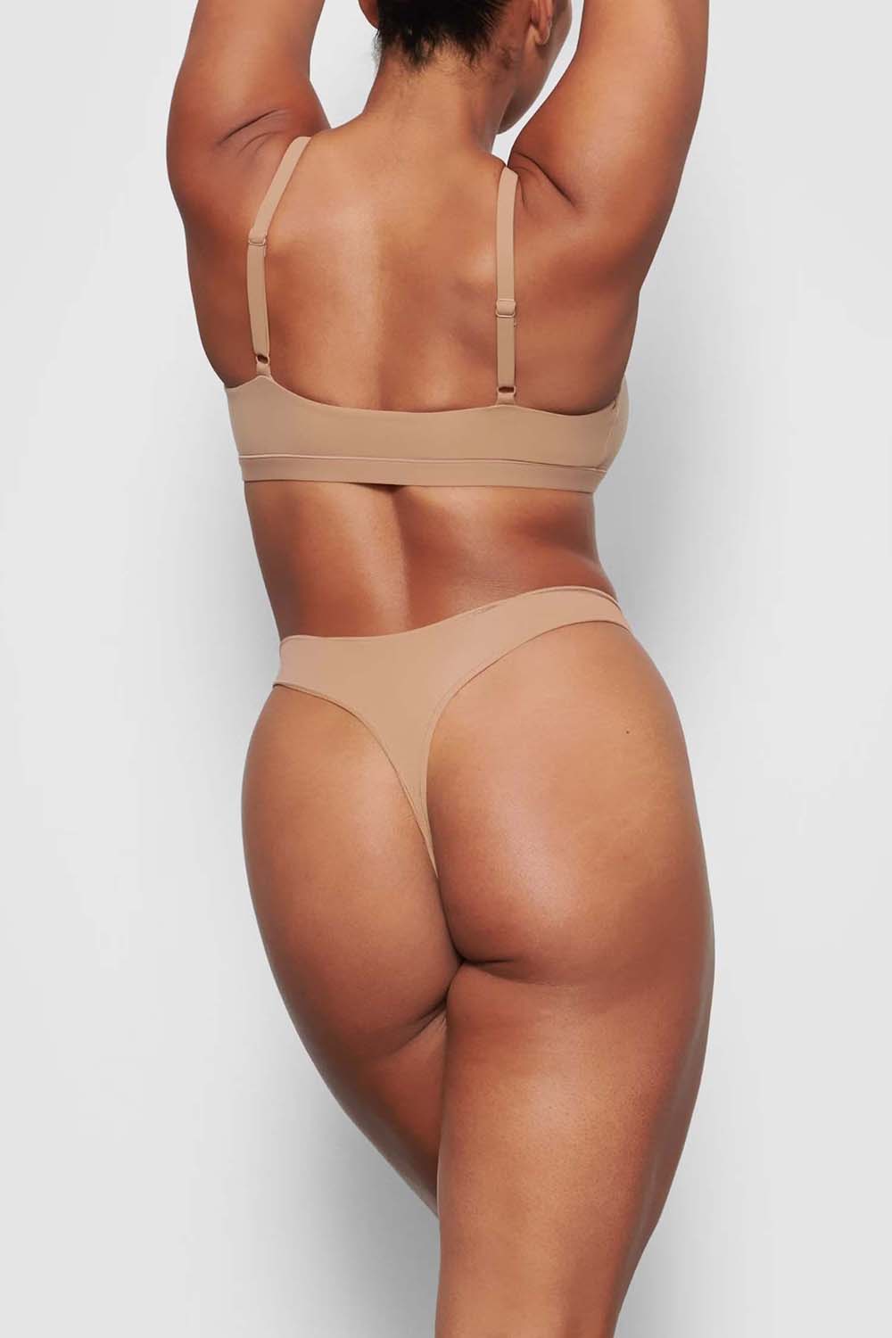 תמונת דוגמן אחורית של THONG