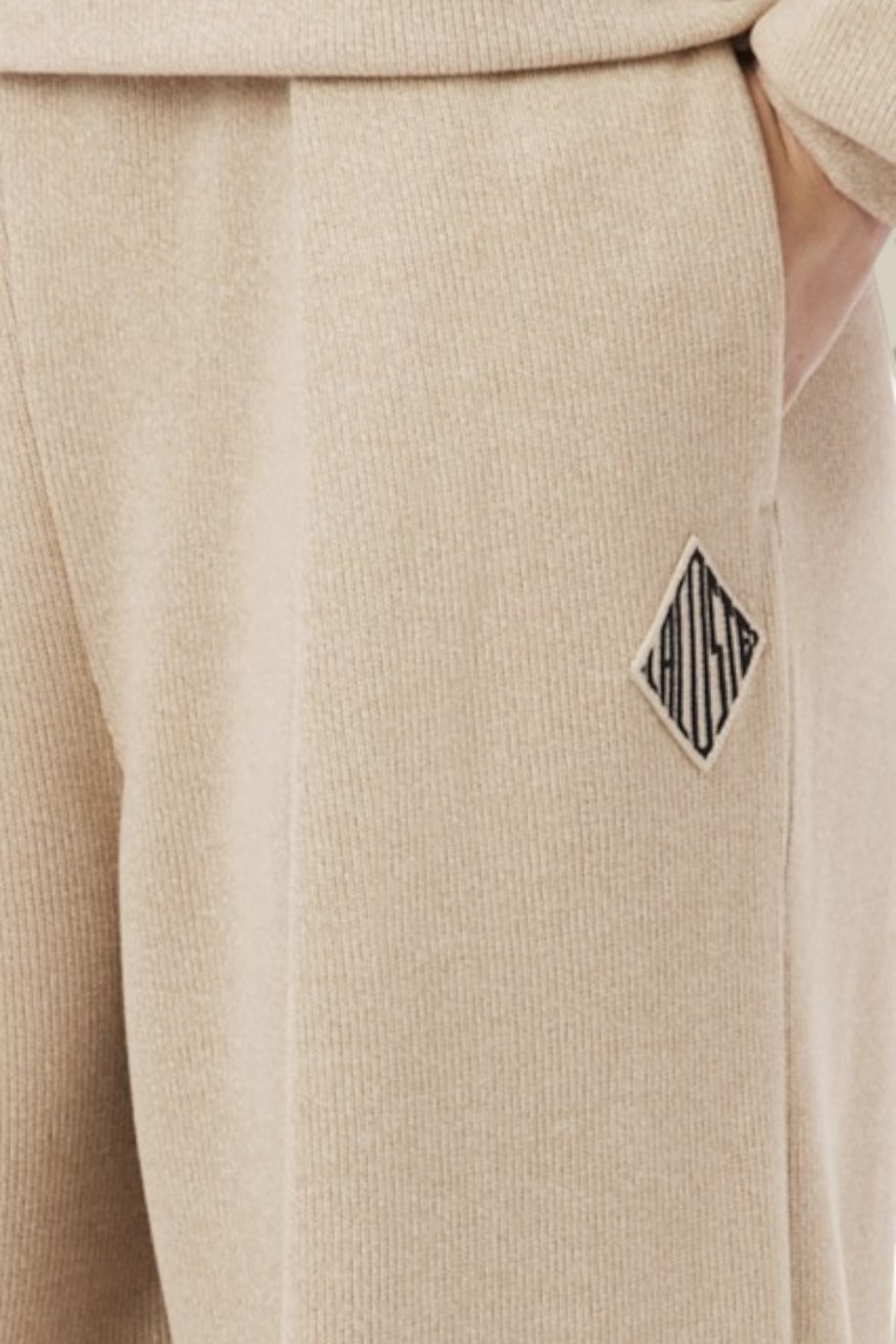 תמונת תקריב דוגמן של מכנסי ג'וגר רחבים