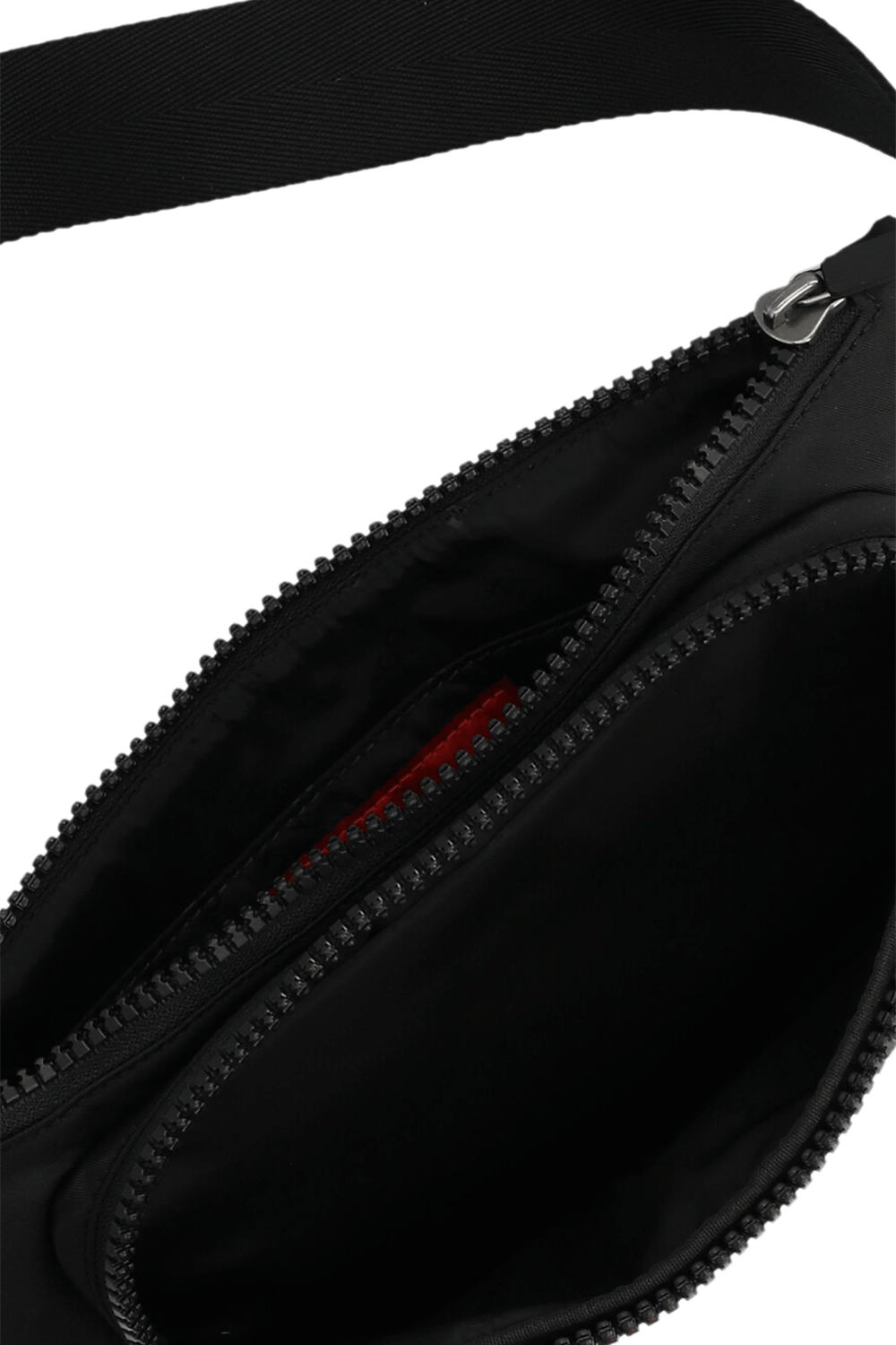 תמונת פנים של תיק פאוץ` שחור