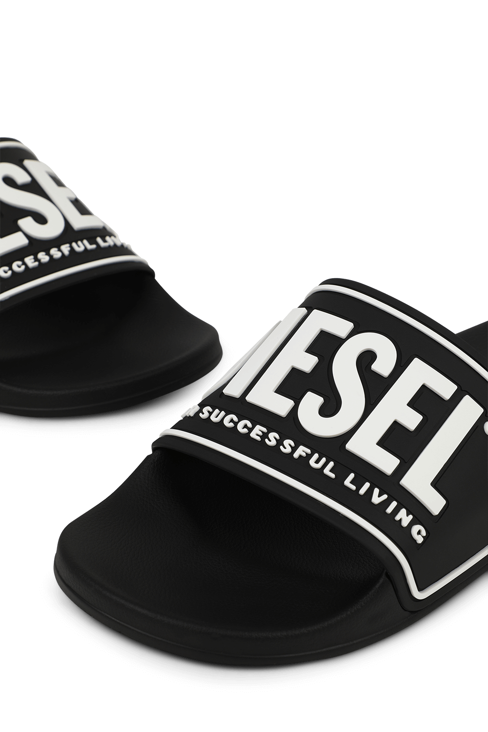 תמונת תקריב של כפכפי סליידס שחורים עם לוגו לבן