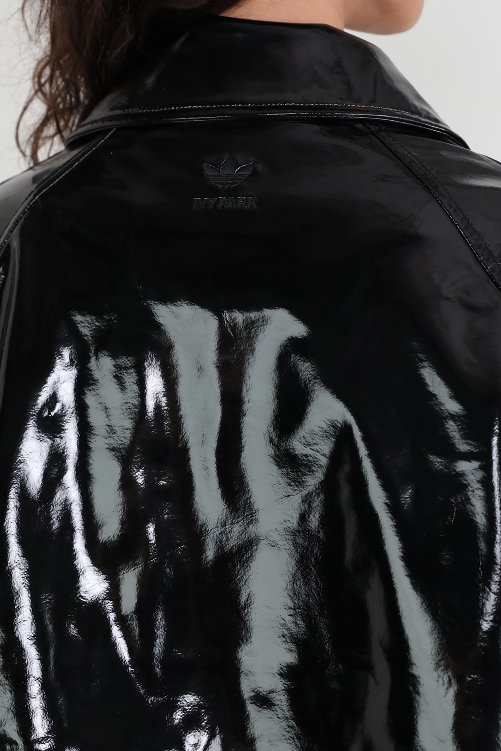 תמונת תקריב דוגמן של אדידס X אייבי מעיל טרנץ'