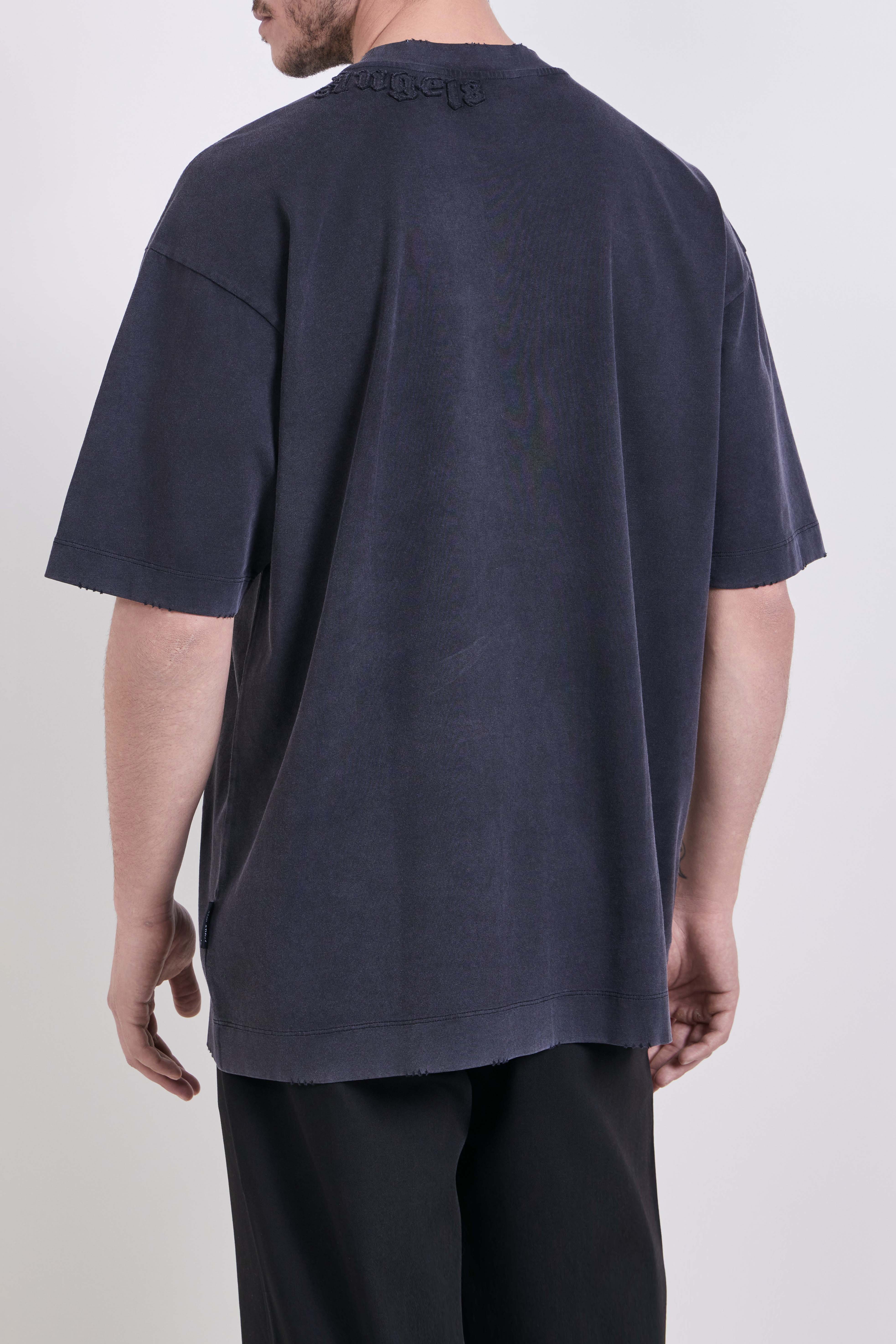 תמונת דוגמן אחורית של חולצת טי אוברסייז