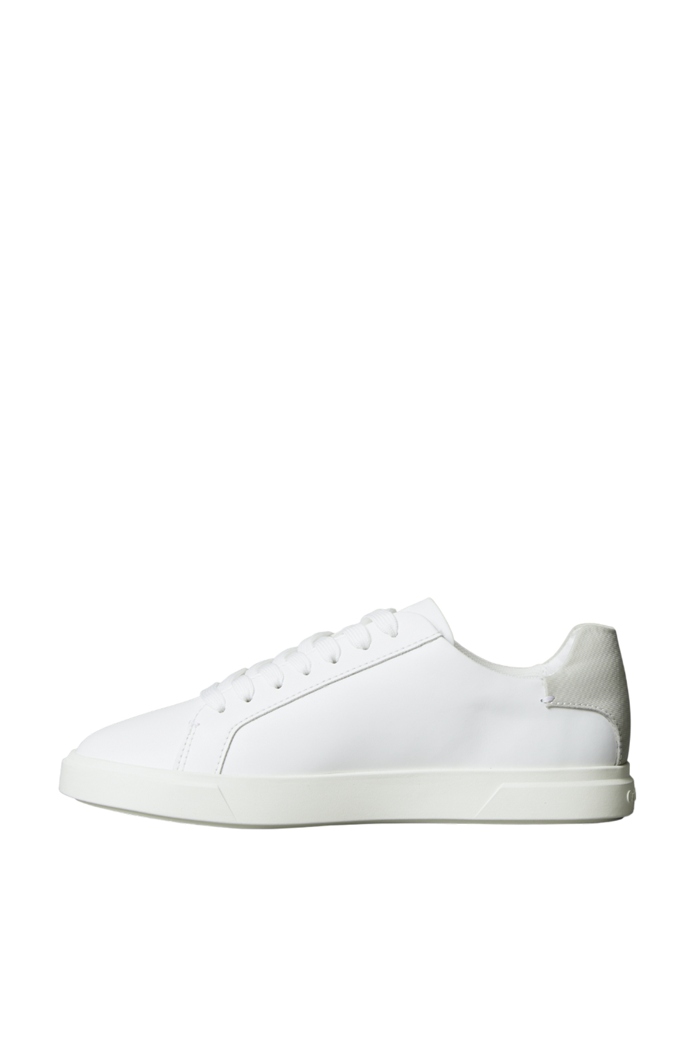 תמונה אחורית של נעלי סניקרס