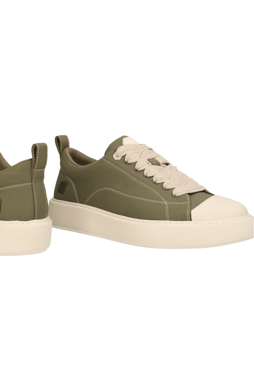 תמונת תקריב של נעלי סניקרס