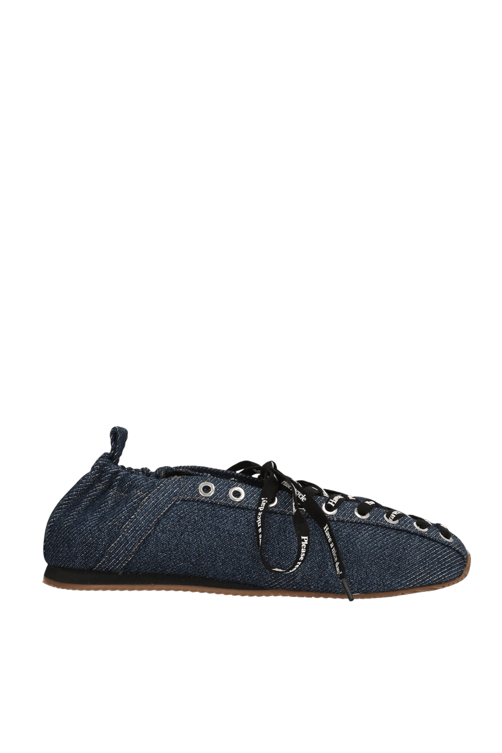 תמונה קידמית של נעלי בובה