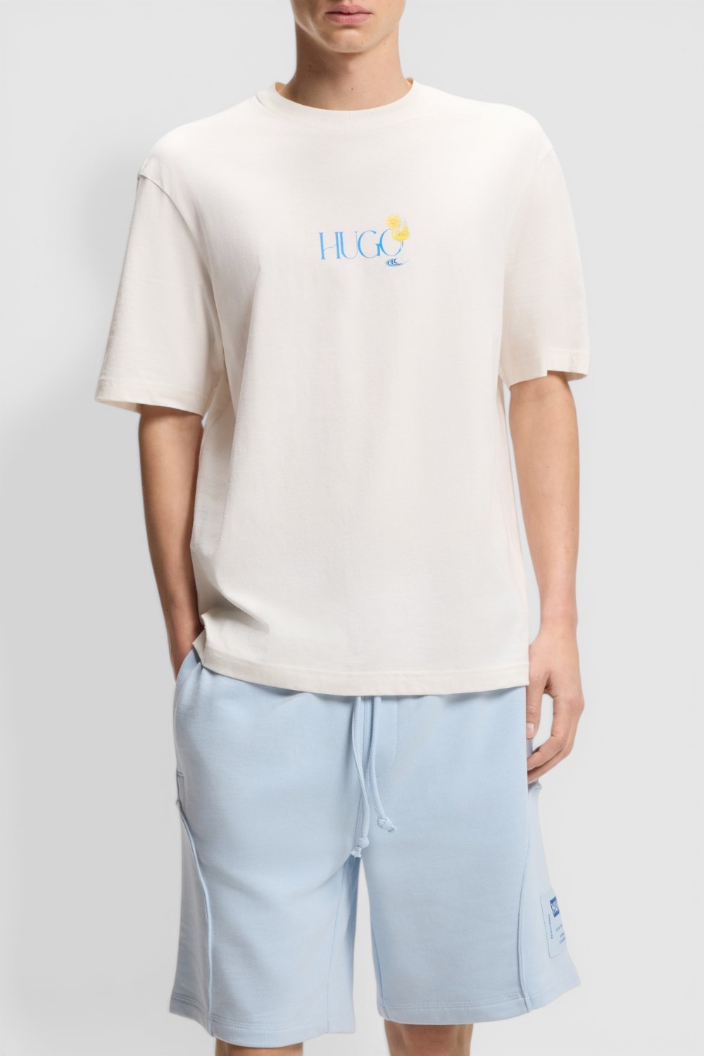 תמונת דוגמן קידמית של חולצת טי בגזרה ישרה