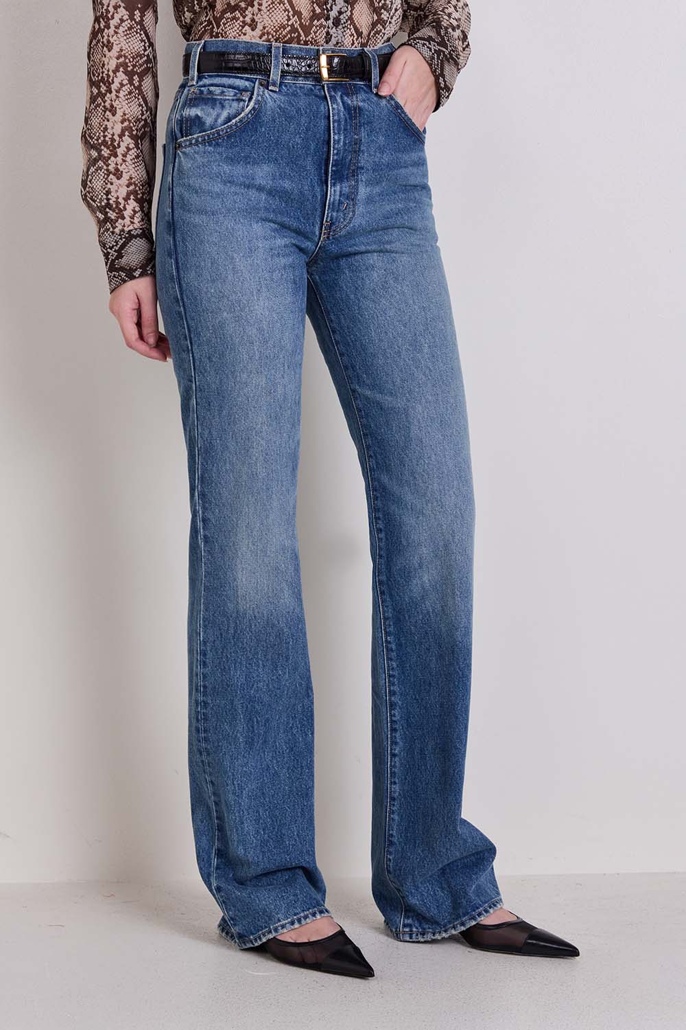 תמונת דוגמן קידמית של מכנסי ג'ינס בגזרת ישרה