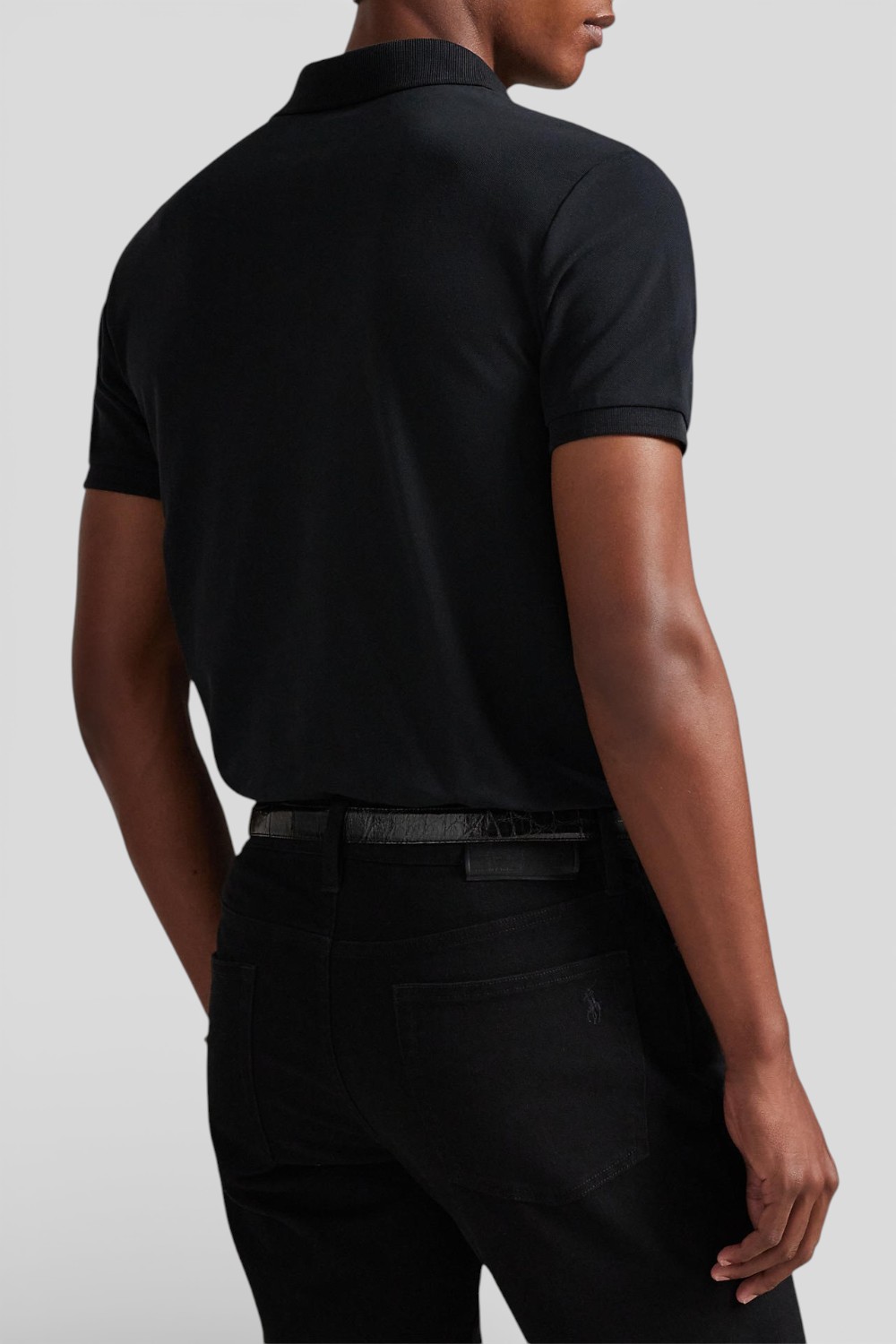 תמונת דוגמן אחורית של חולצת פולו