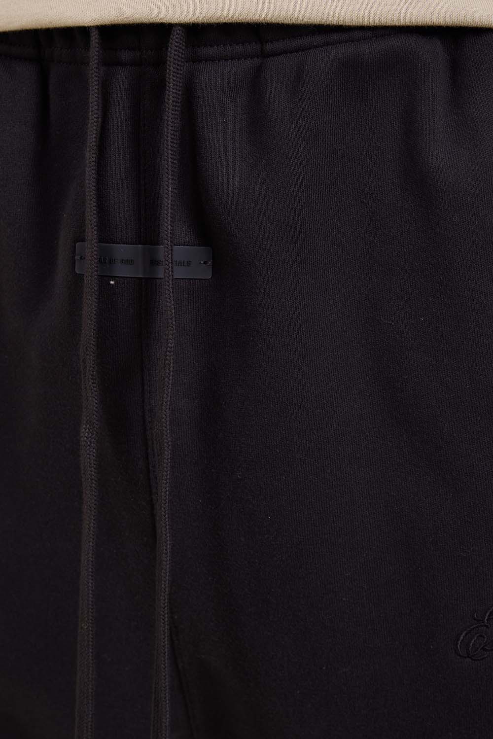 תמונת דוגמן אחורית של מכנסי טרנינג משוחררים