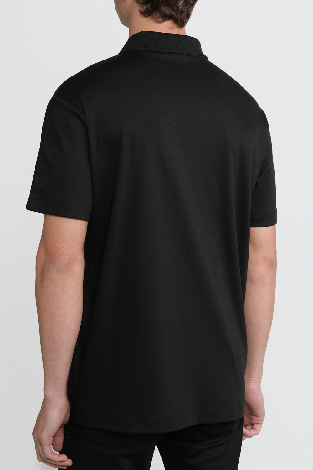 תמונת דוגמן אחורית של חולצת פולו ישרה