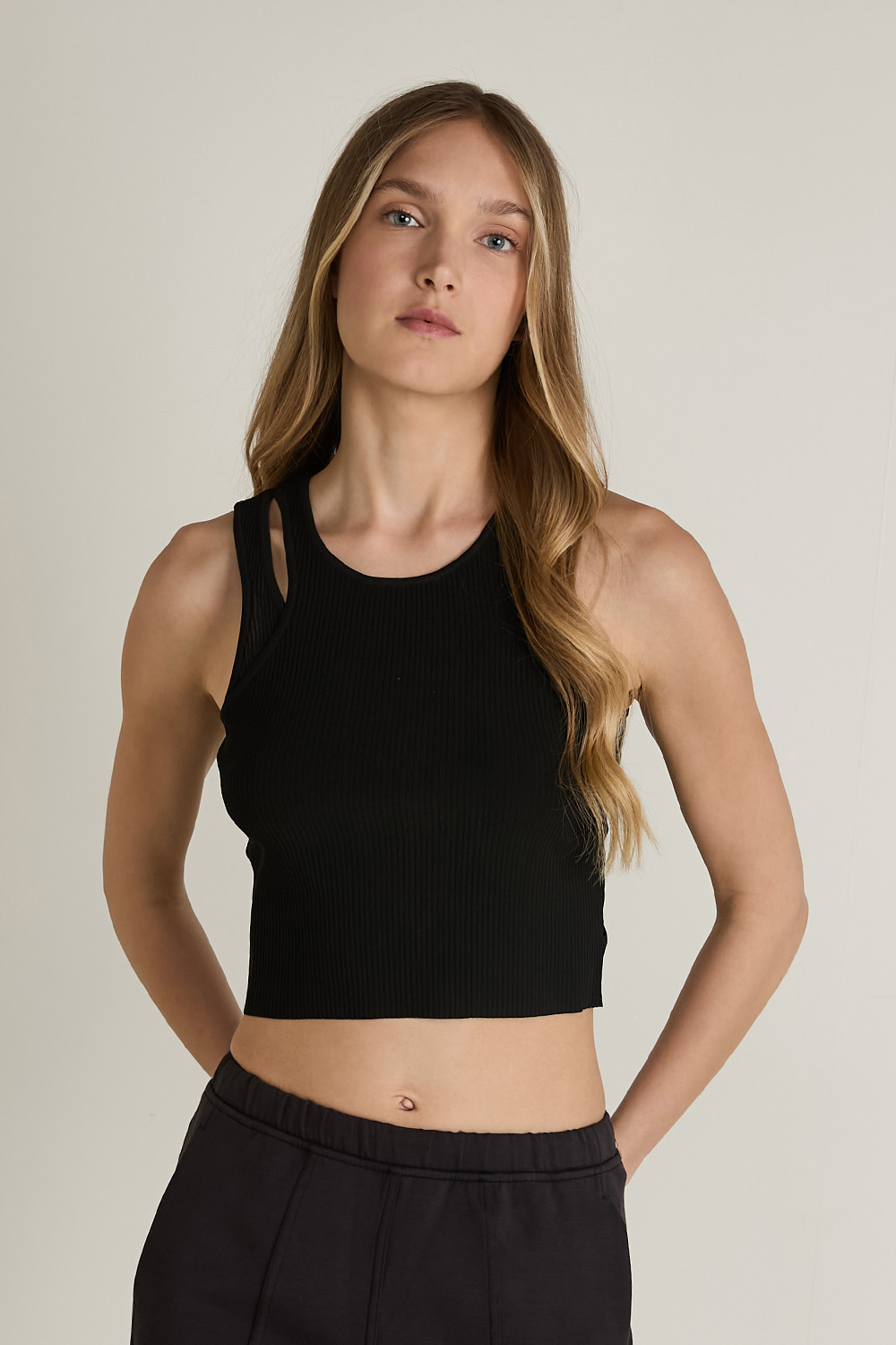 תמונת דוגמן קידמית של Cut-Out Knit Tank Top