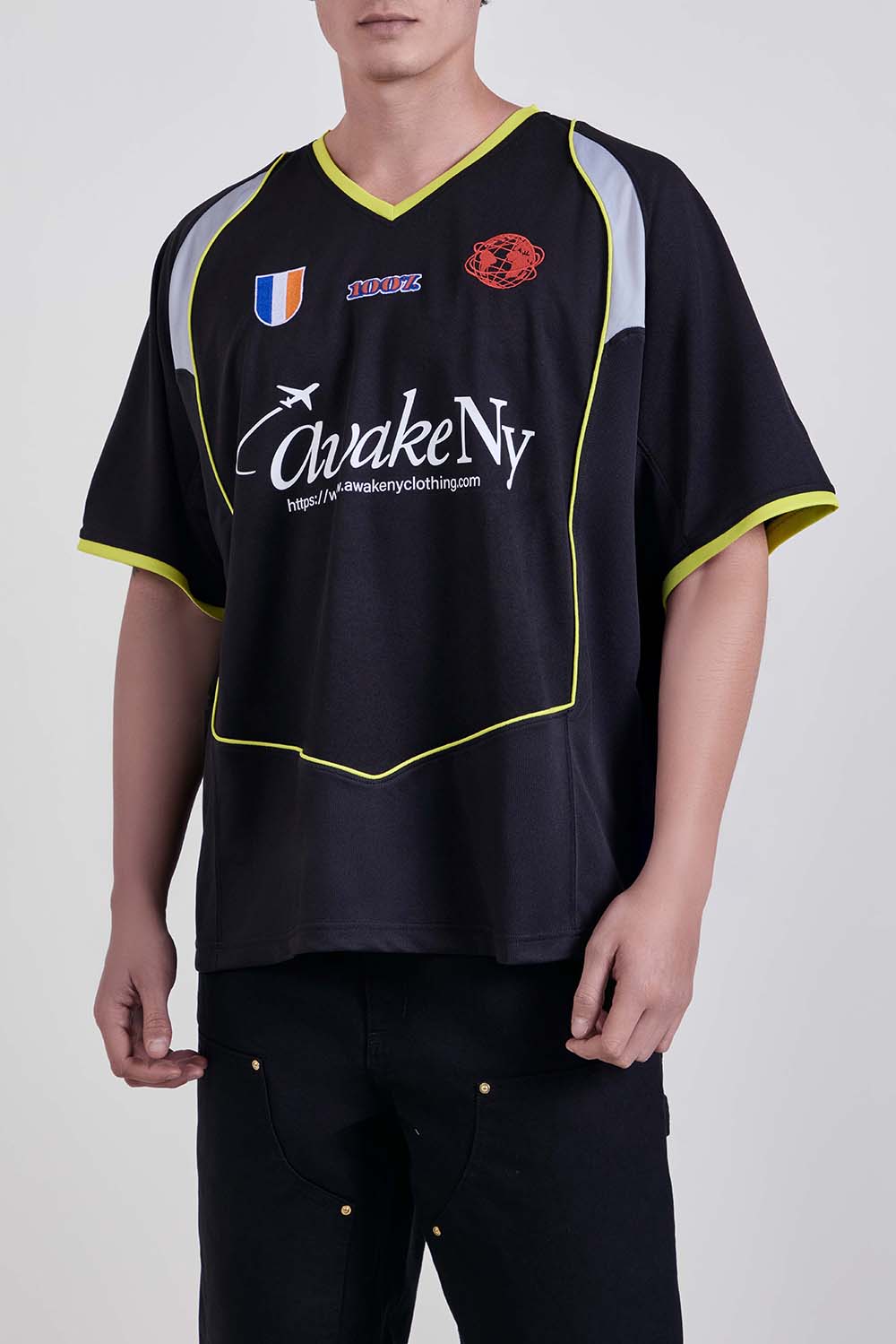 תמונת דוגמן קידמית של חולצת טי בגזרה משוחררת