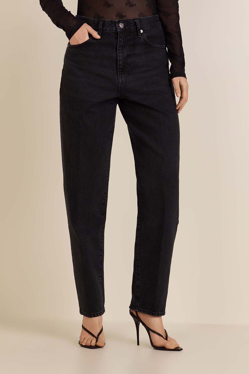 תמונת דוגמן קידמית של מכנסי ג'ינס בגזרה משוחררת