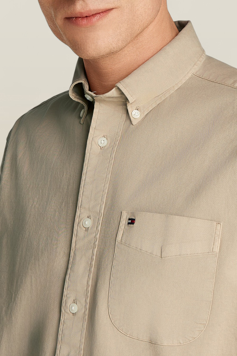 תמונת תקריב דוגמן של חולצה מכופתרת