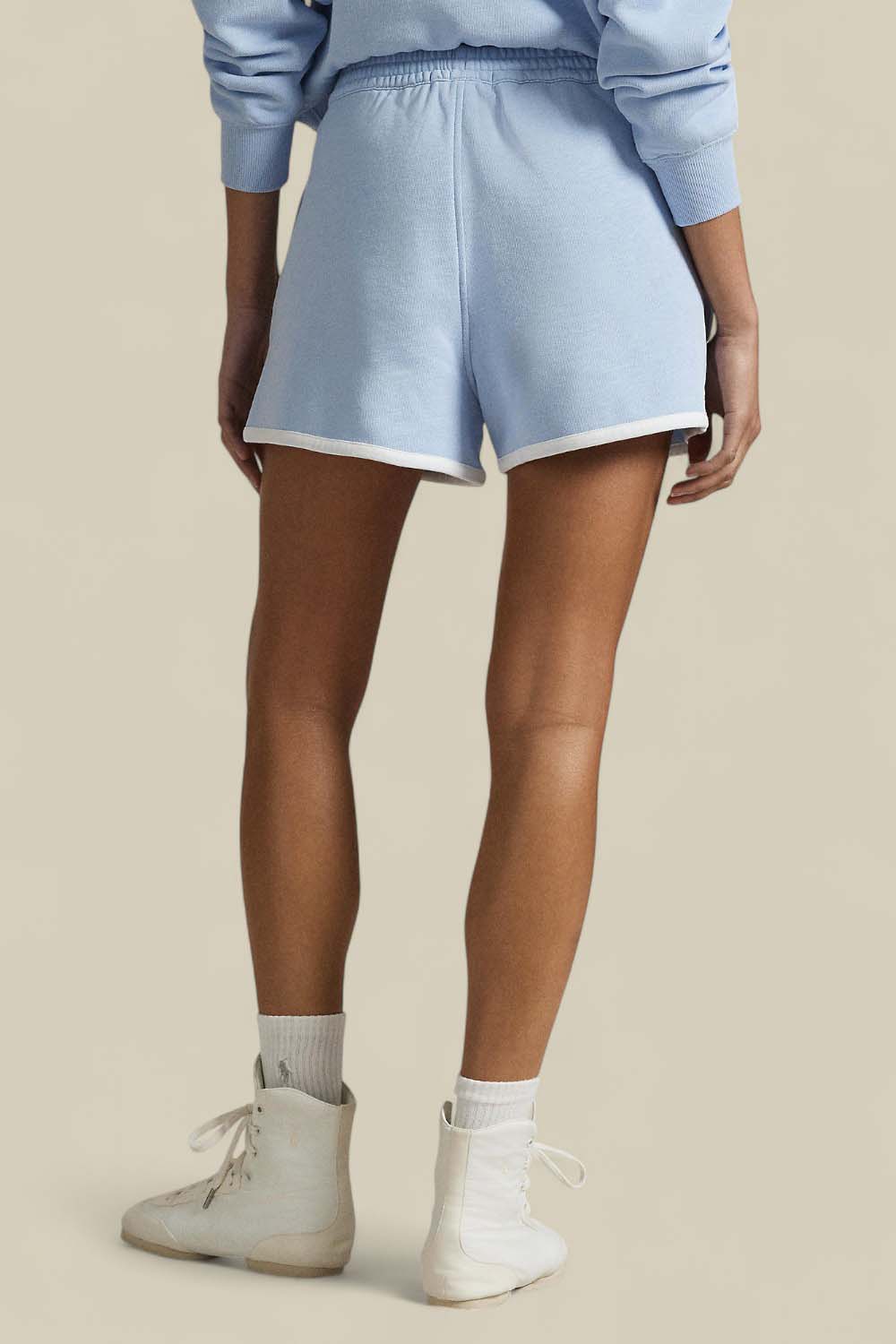 תמונת דוגמן אחורית של מכנסי ג'וג קצרים