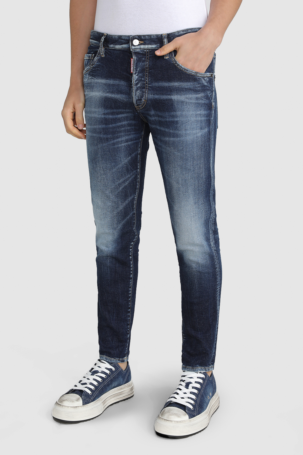 תמונת דוגמן קידמית של מכנסי ג`ינס