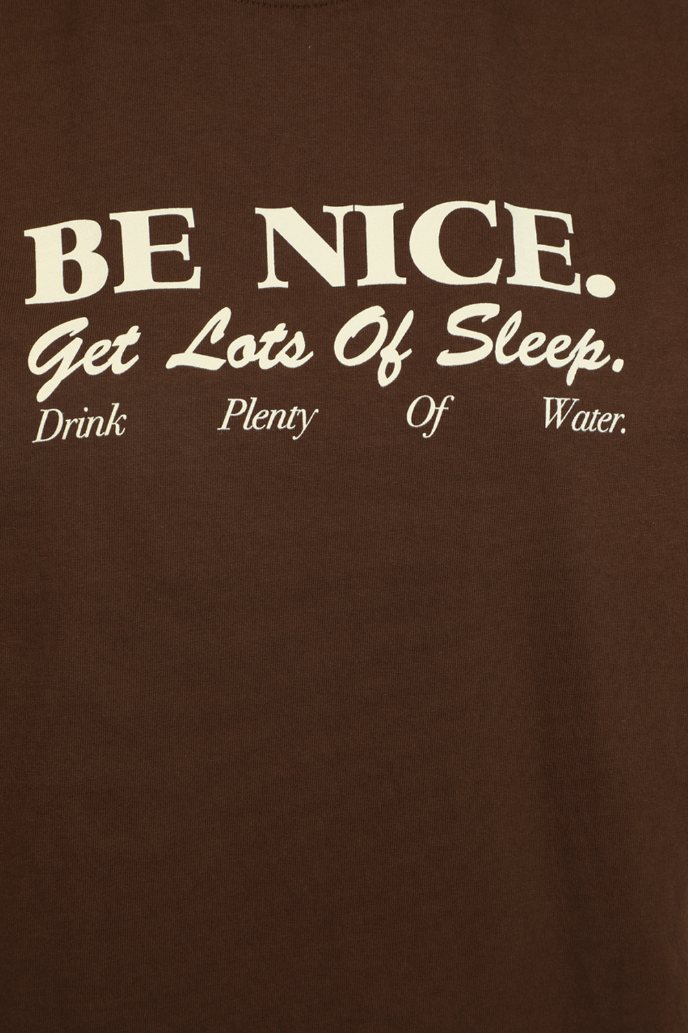 תמונה אחורית של טי שירט אוברסייז עם הדפס ממותג בגוון חום