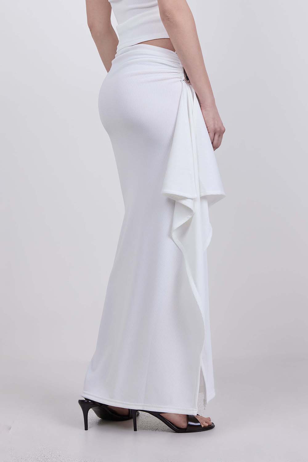 תמונת דוגמן אחורית של חצאית א-סימטרית קריסטל