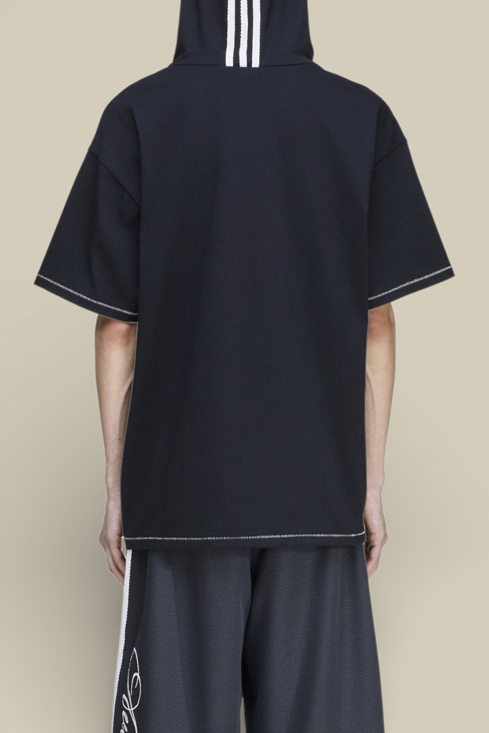 תמונת דוגמן אחורית של חולצת טי קפוצ'ון