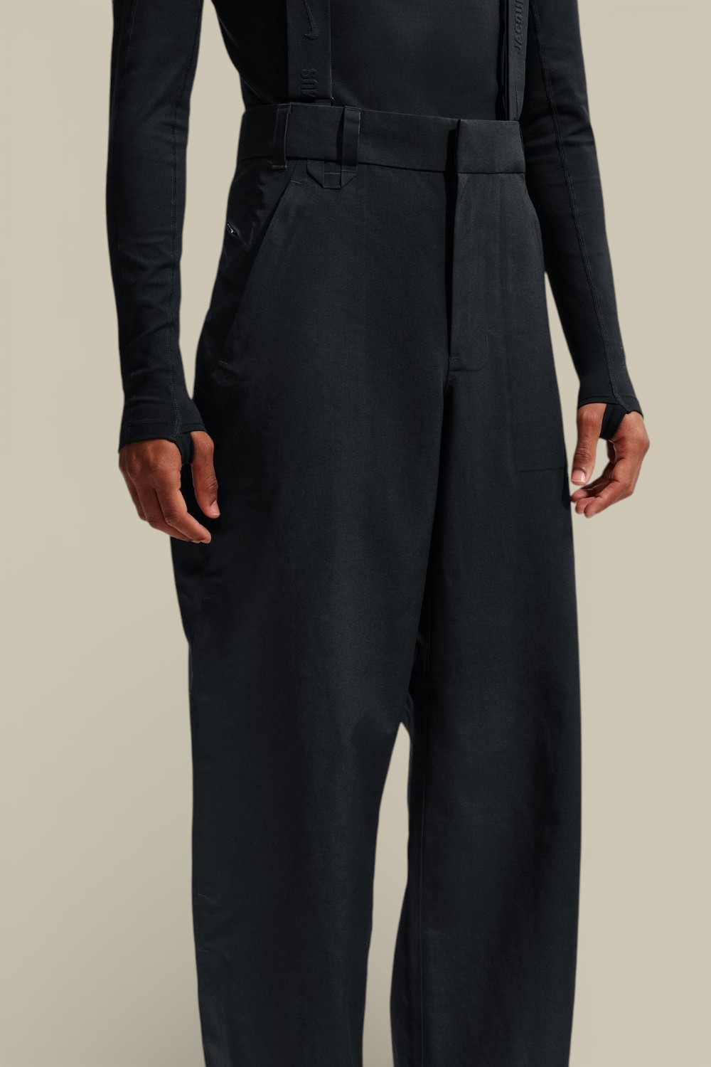 תמונת דוגמן קידמית של מכנסיים מחוייטים Nike x Jacquemus