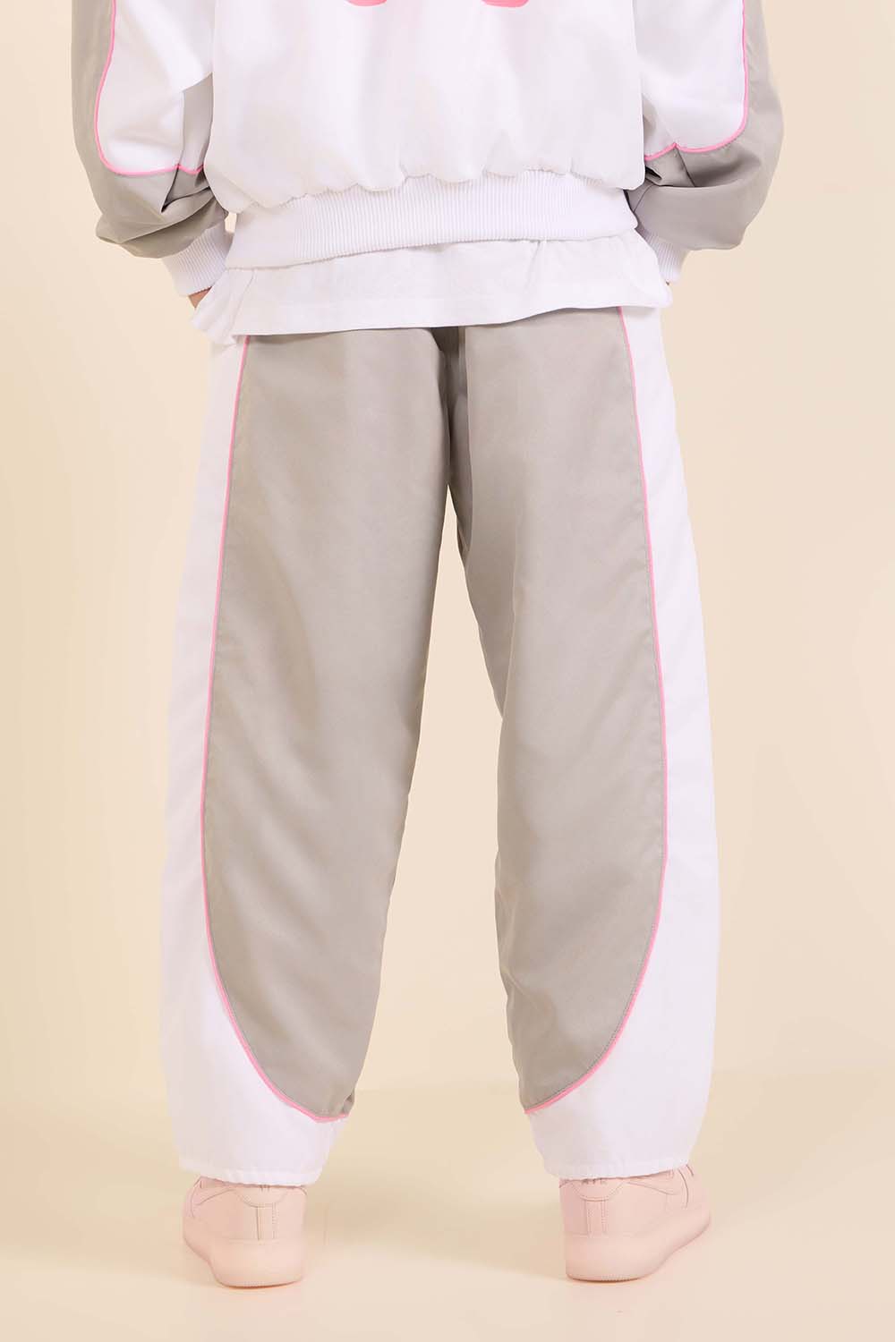 תמונת דוגמן אחורית של מכנסי ג'וגר