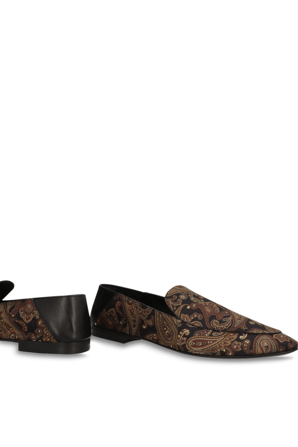 תמונת תקריב של נעלי מוקסינים