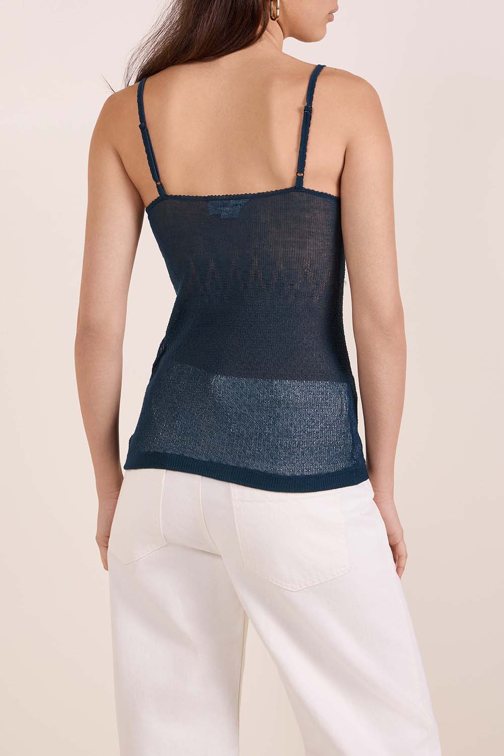 תמונת דוגמן אחורית של טופ סריג דק