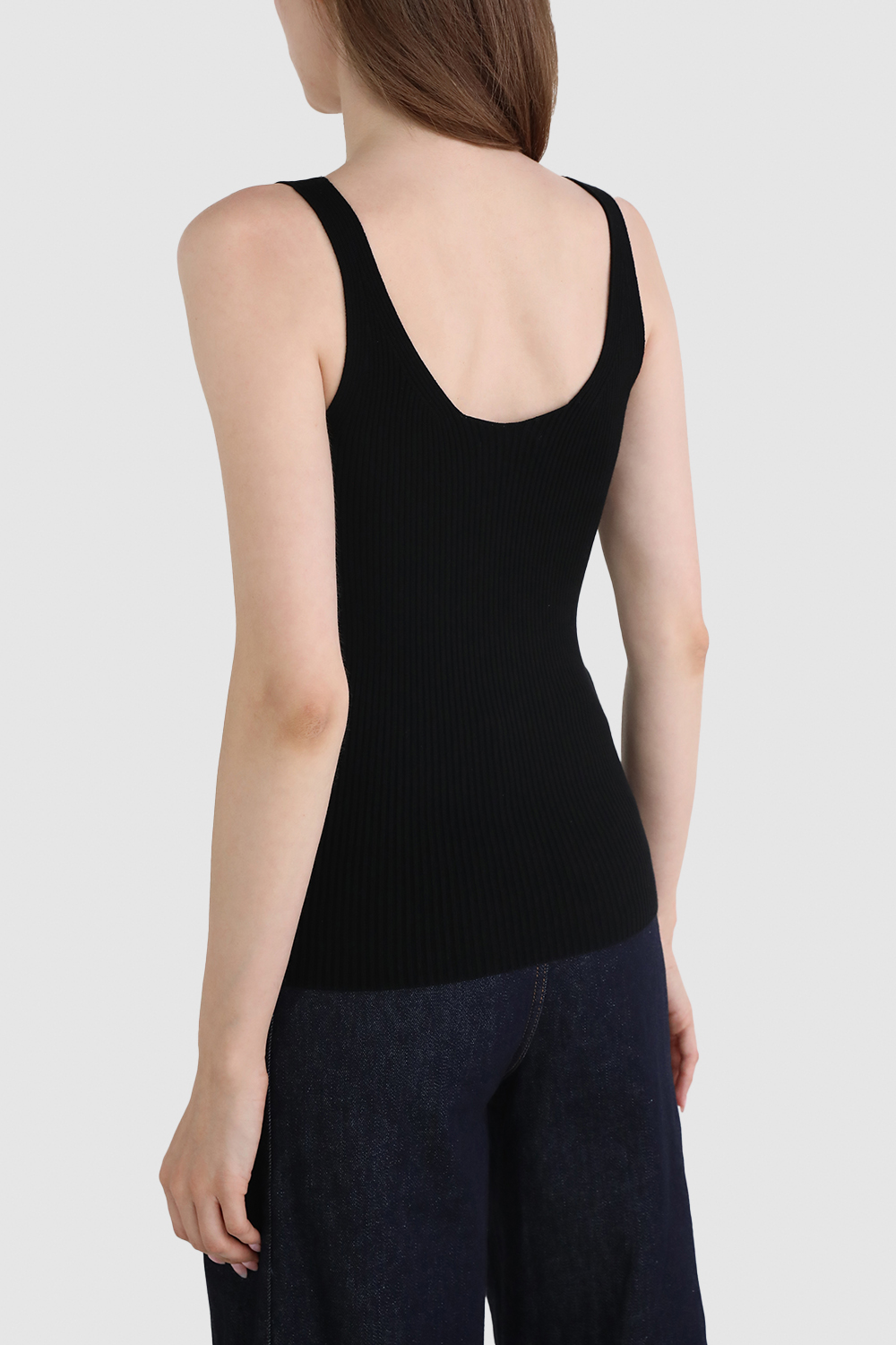 תמונת דוגמן אחורית של גופיית ריב