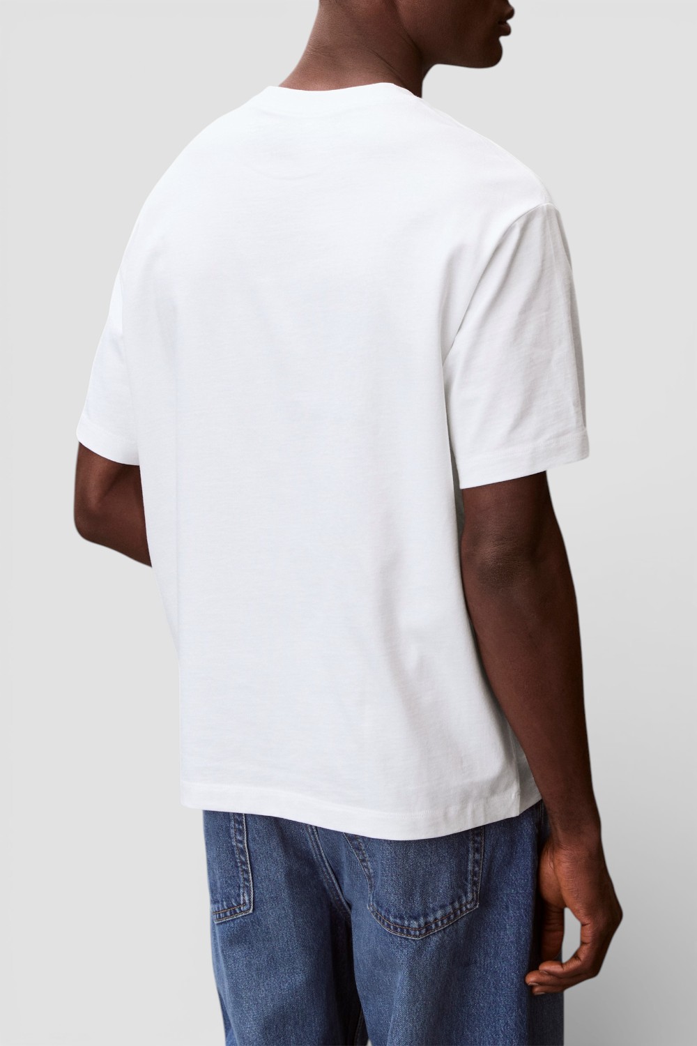 תמונת דוגמן אחורית של חולצת טי בגזרה משוחררת