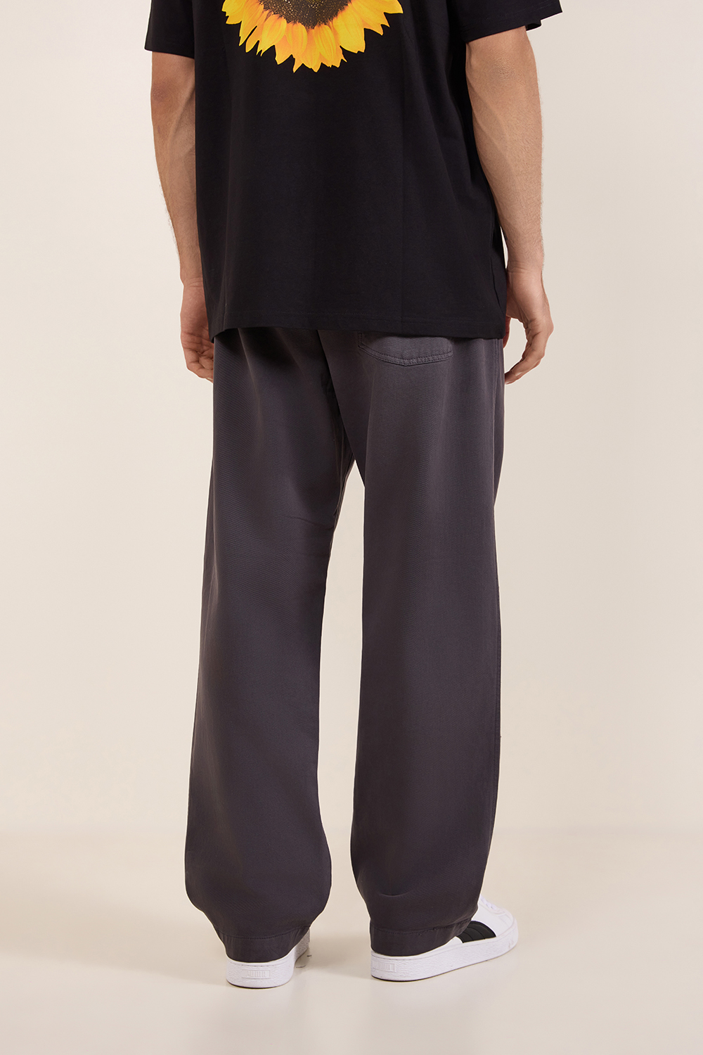 תמונת תקריב דוגמן של מכנסיים משוחררים