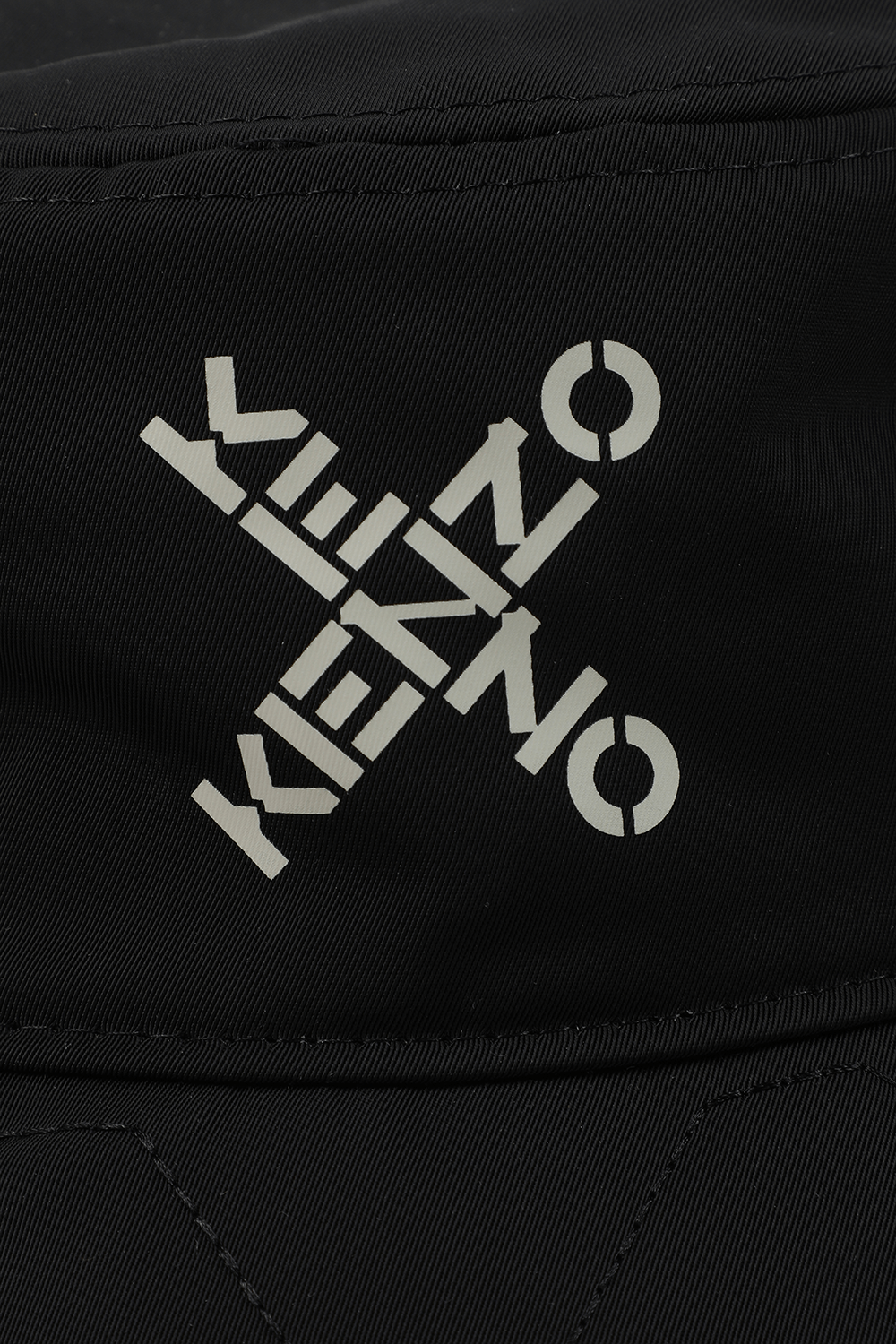 תמונת תקריב של כובע באקט דו צדדי בשחור ולבן