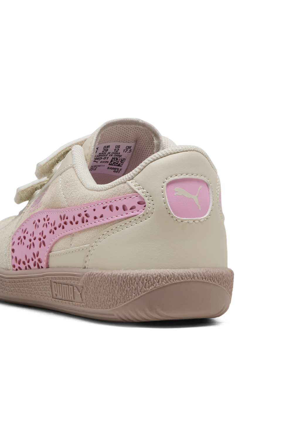 תמונת פנים של נעלי סניקרס