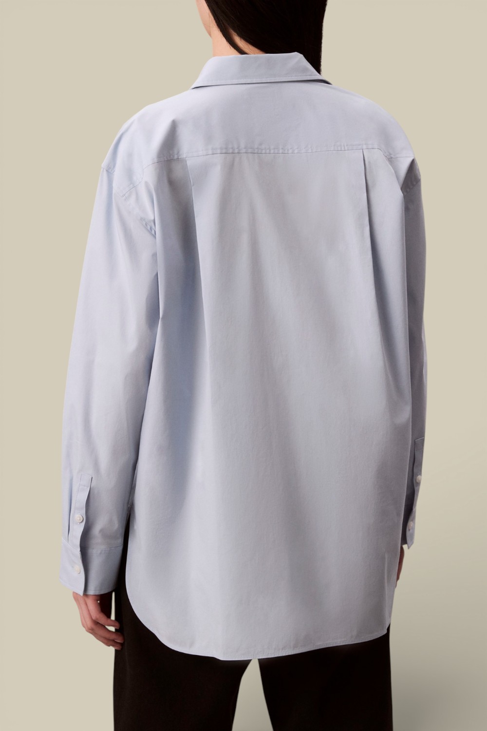 תמונת דוגמן אחורית של חולצה מכופתרת