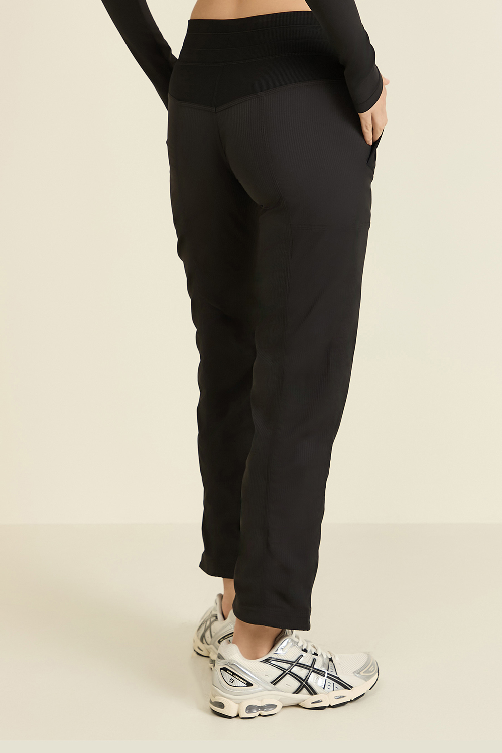 תמונת דוגמן אחורית של Dance Studio Mid-Rise Pant *Short
