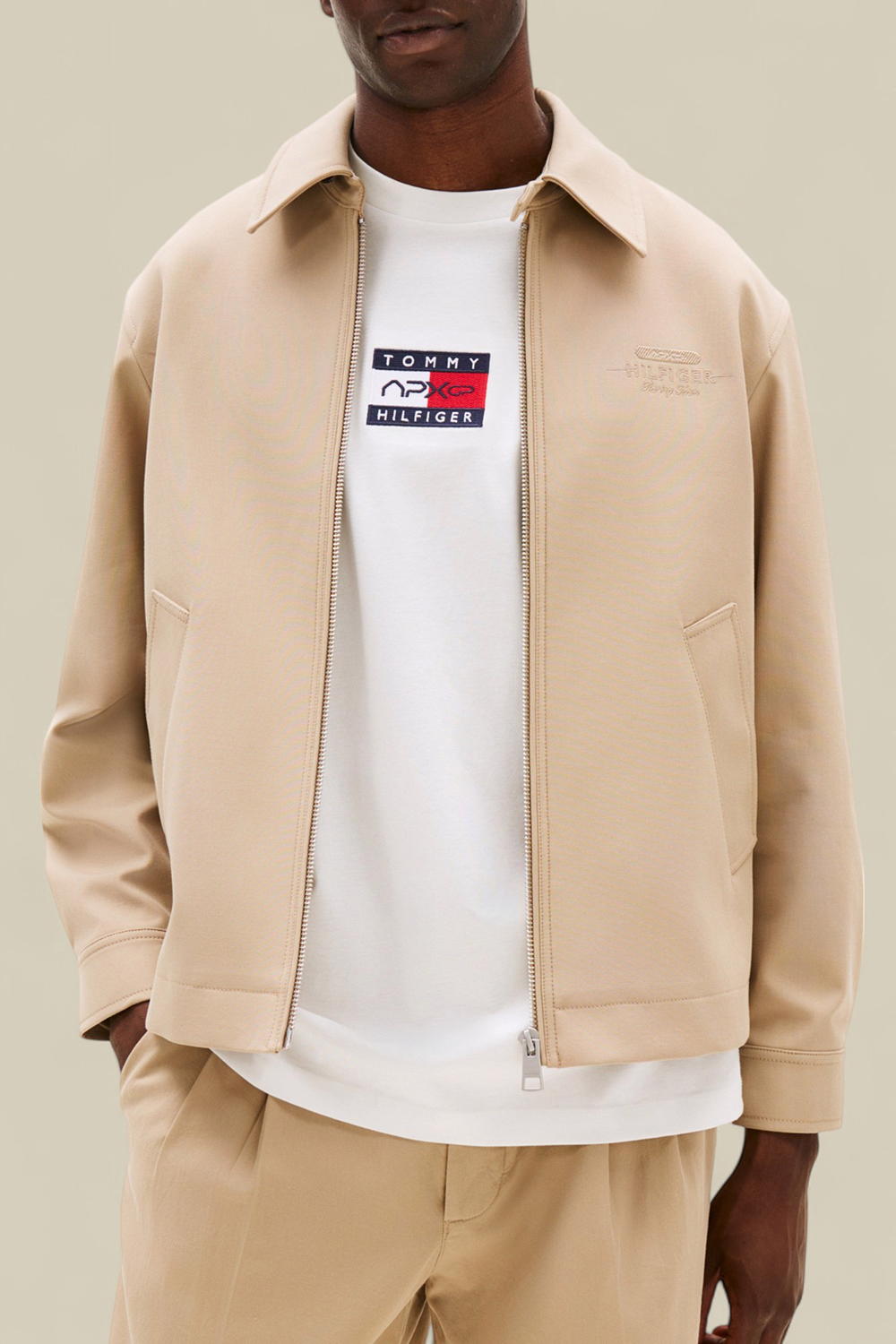 תמונת דוגמן קידמית של טומי הילפיגר X סרט פורמולה 1 ז'קט כותנה