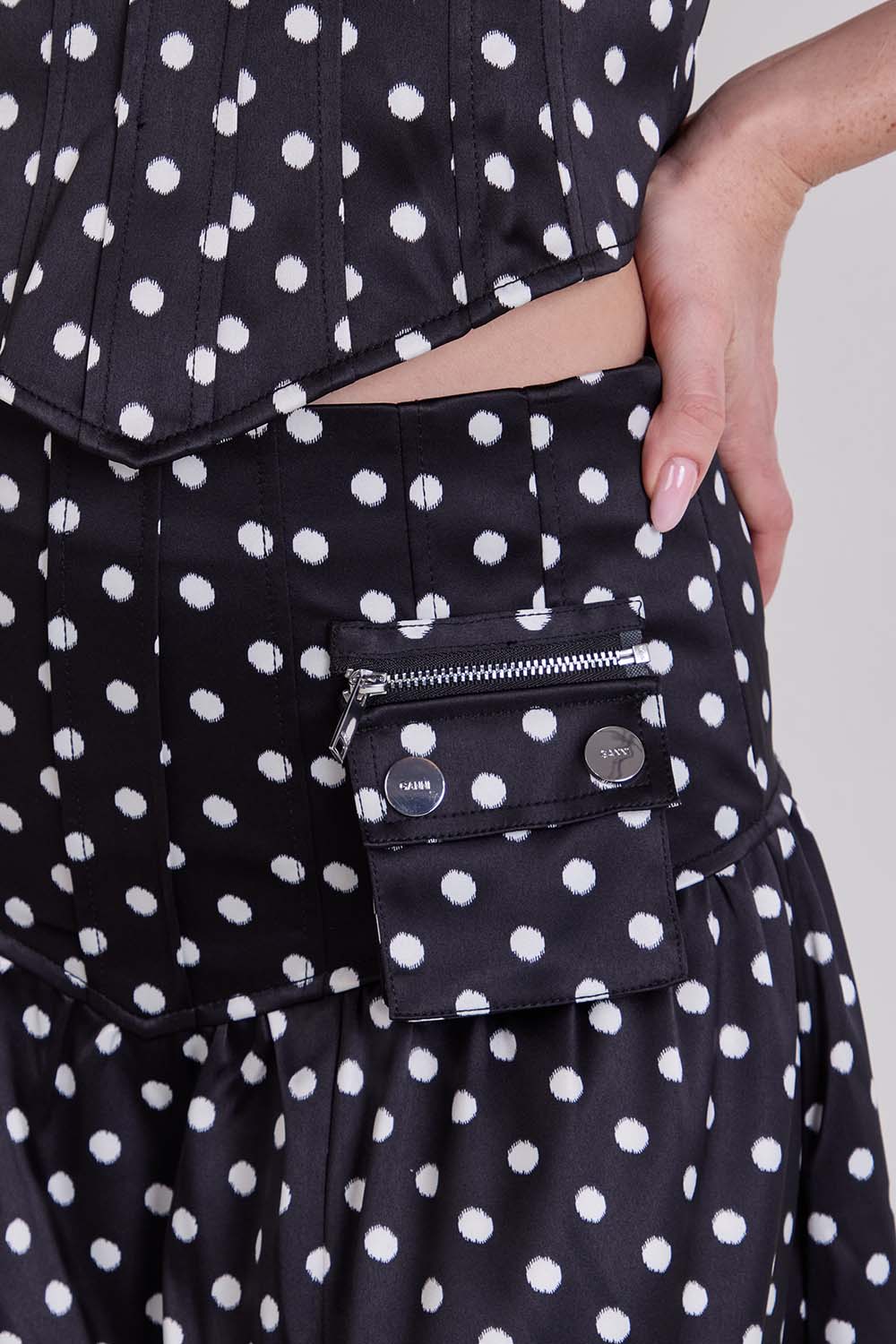 תמונת תקריב דוגמן של חצאית מקסי נקודות