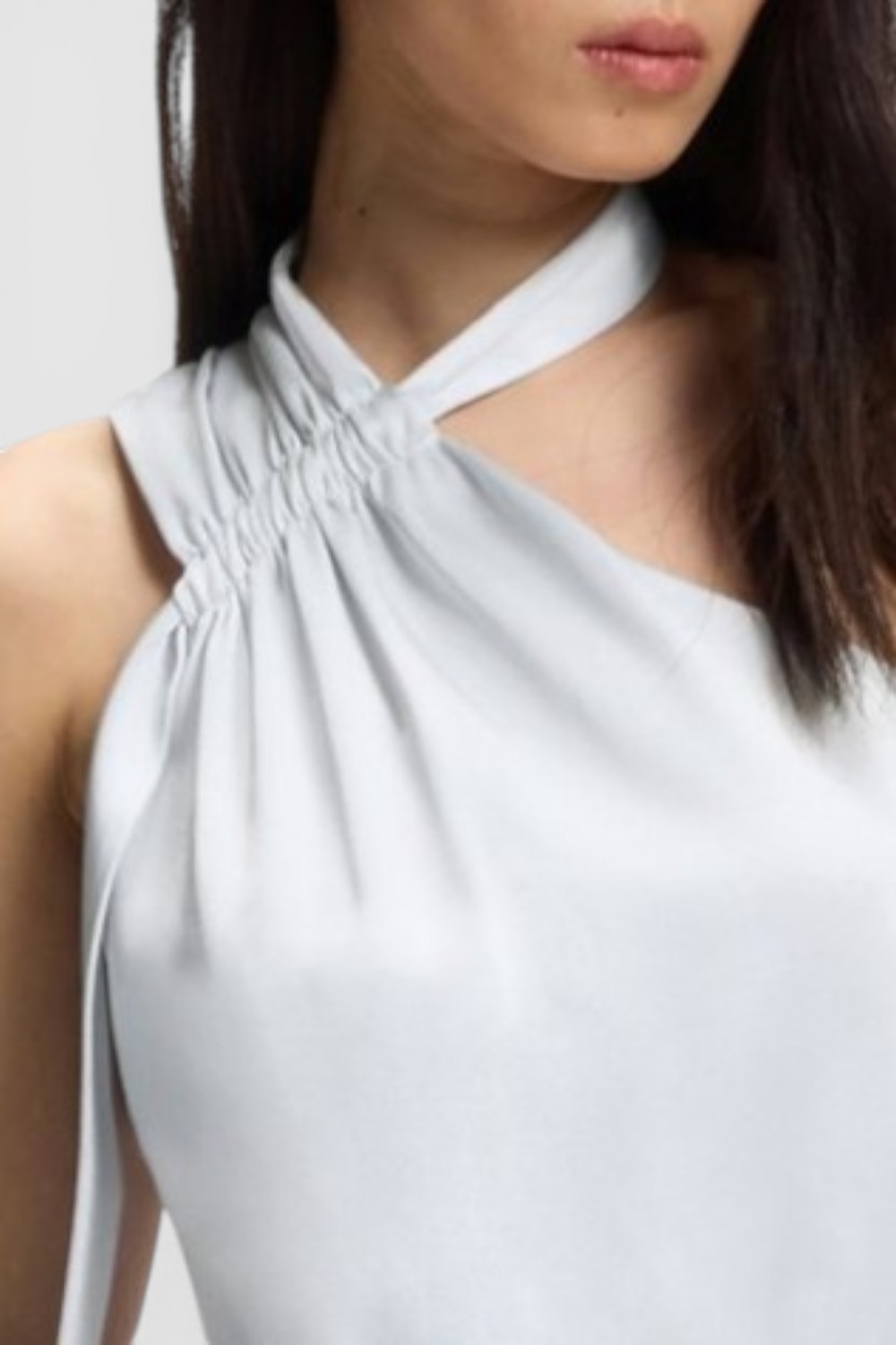 תמונת תקריב דוגמן של אוברול כתף אחת