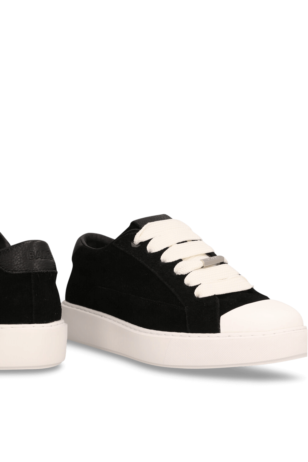 תמונת תקריב של נעלי סניקרס