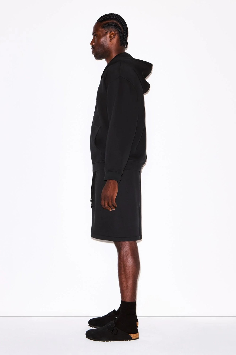 תמונת תקריב דוגמן של RELAXED ZIP UP HOODIE