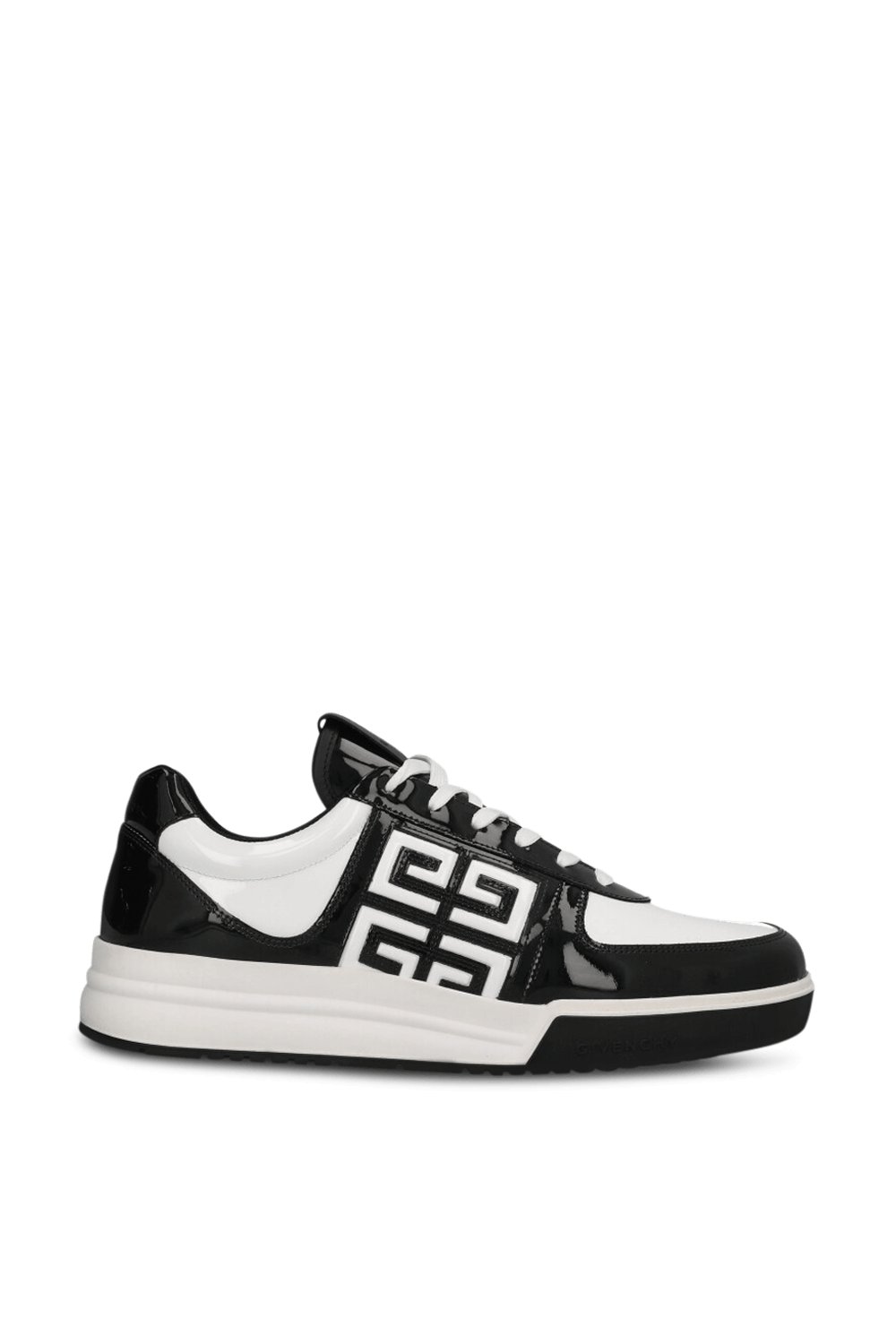 תמונה קידמית של נעלי סניקרס