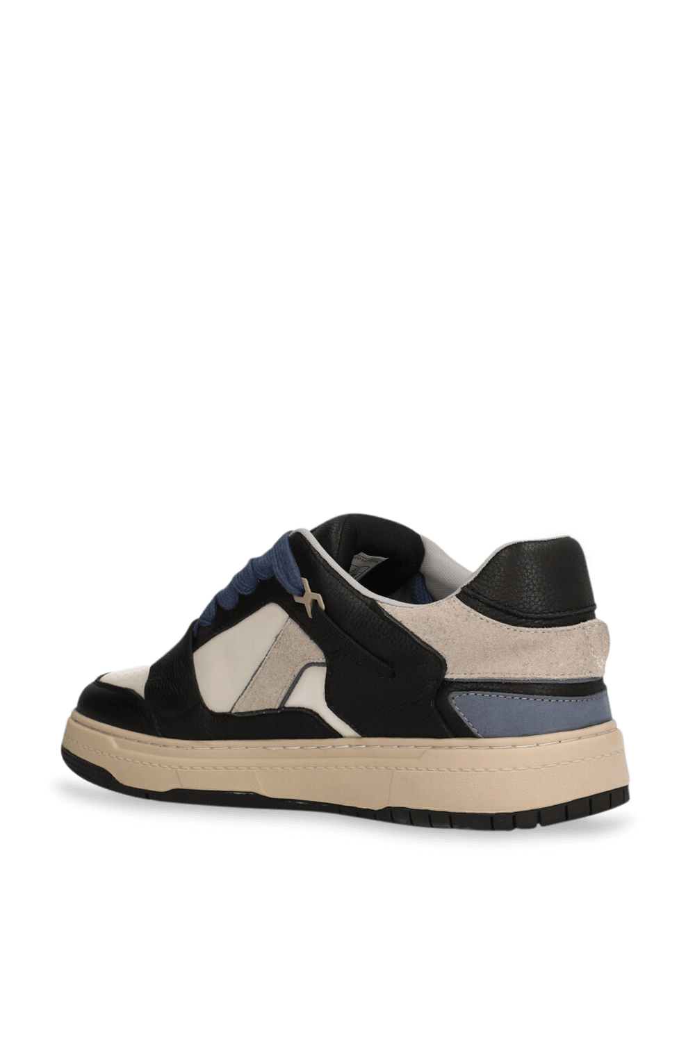 תמונה אחורית של נעלי סניקרס