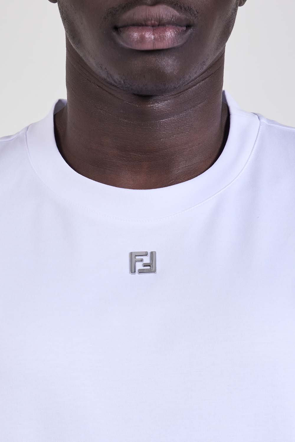 תמונת תקריב דוגמן של חולצת טי אוברסייז