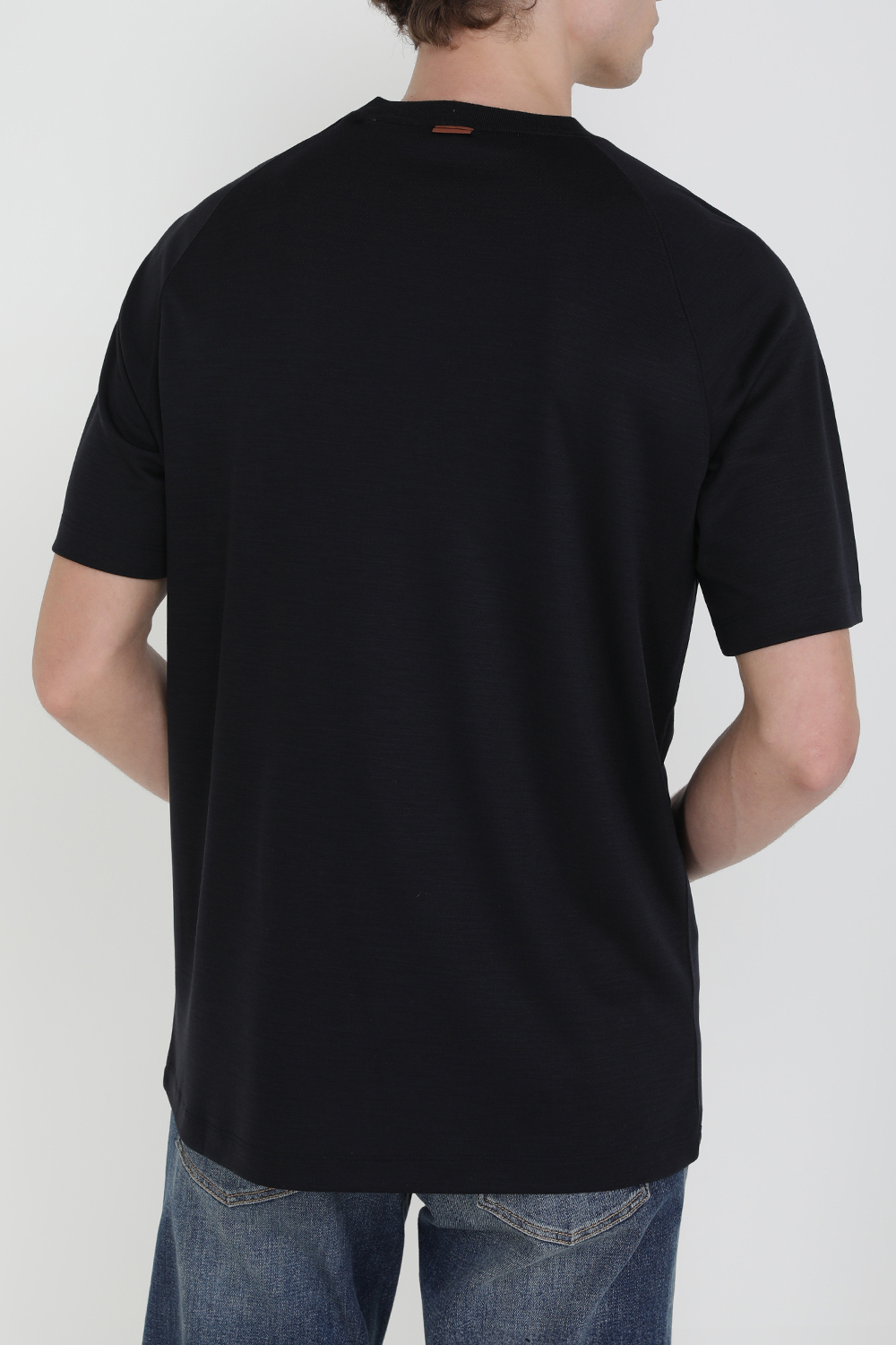 תמונת דוגמן אחורית של חולצת טי