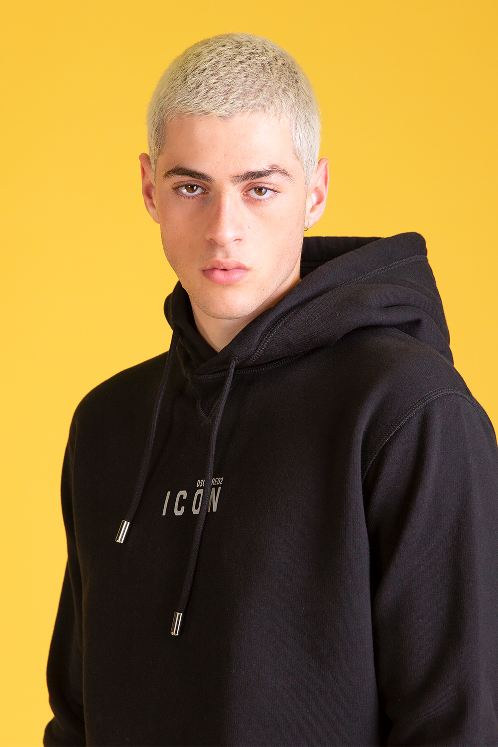 תמונת אווירה של סווטשירט קפוצ'ון עם לוגו אייקון